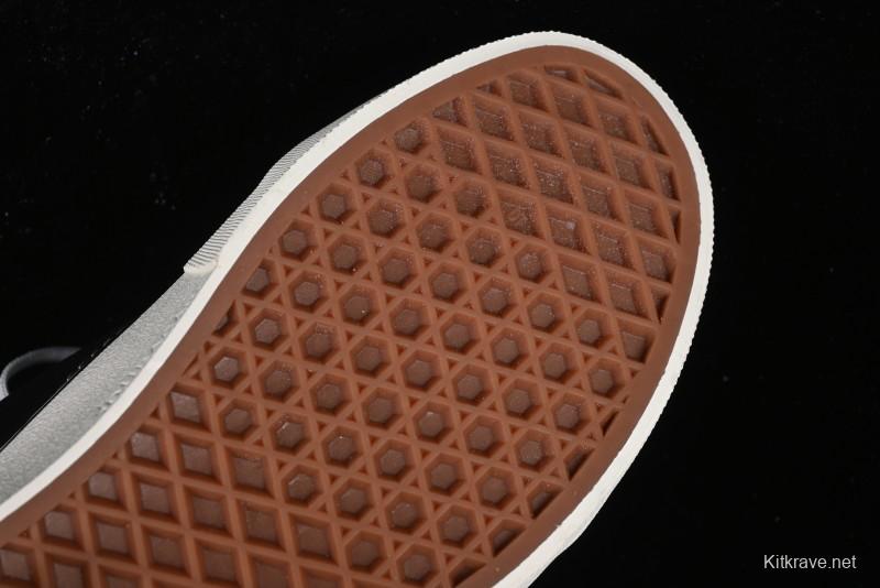 Vans Old Skool Low-Top Retro Skate Shoes in Black & White - VN0A5KRXBA2