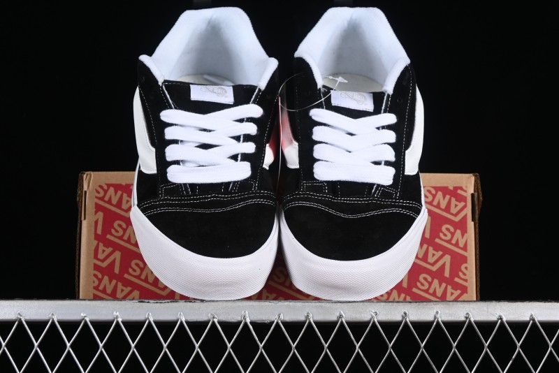 Vans Classics Knu Skool Retro Sneakers in Black & White - VN0AUAK375
