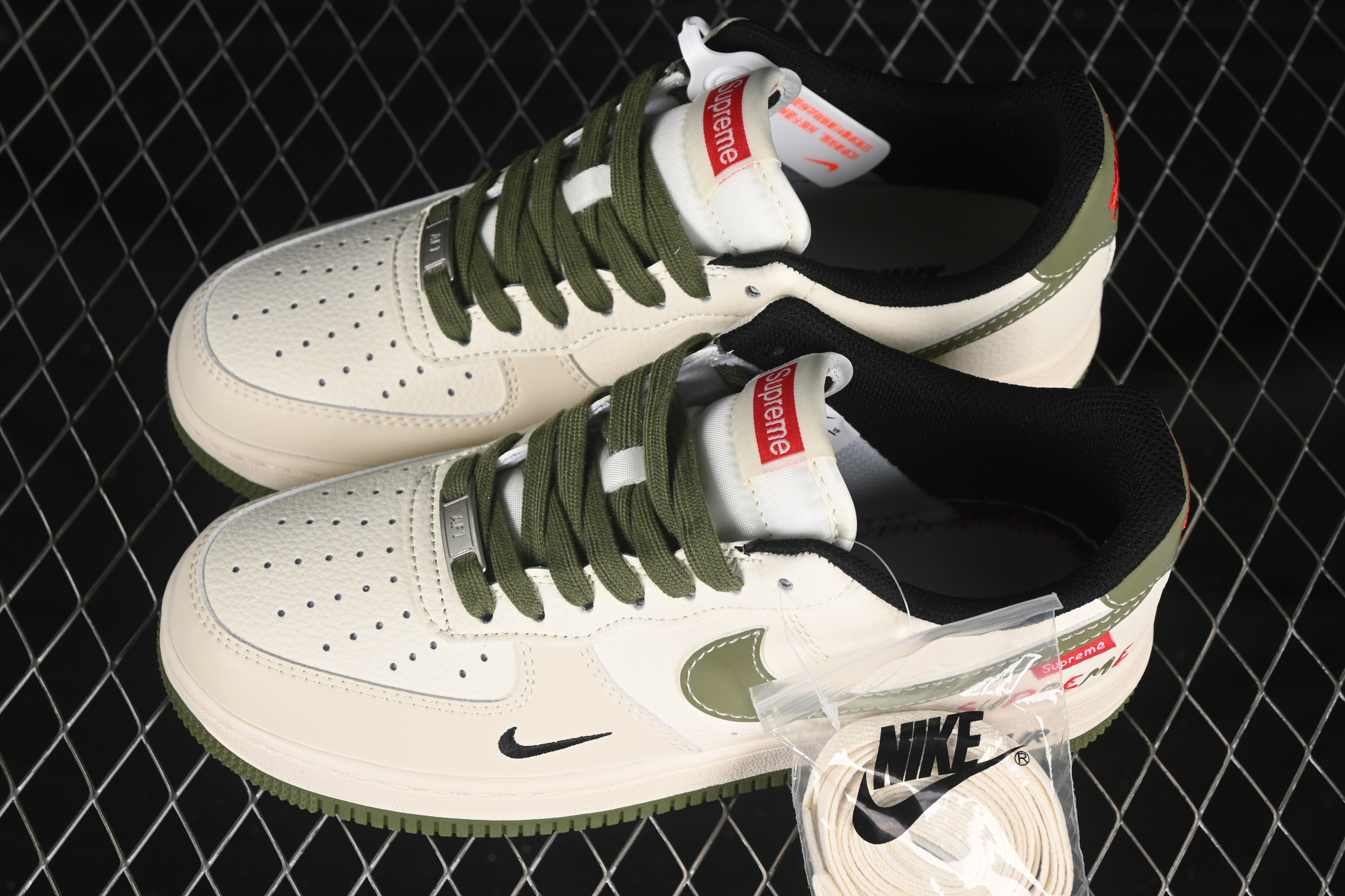 Nike Air Force 1 '07 Low Supreme Collaboration Military Green Red Logo Casual Sneakers - XS1958-566