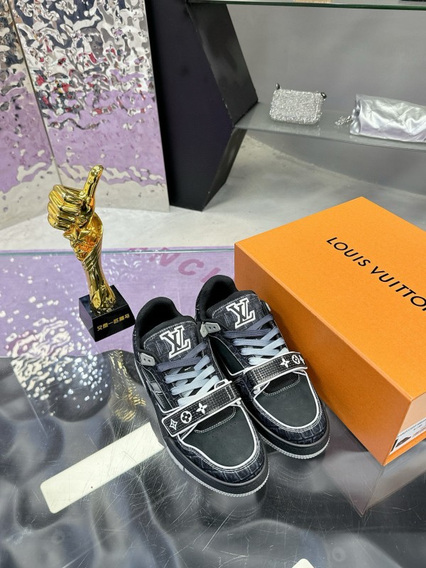 2024 Men Louis Vuitton Black White Leather Suede LV Trainer Sneakers