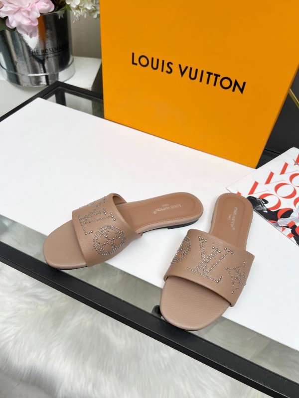 2025 Slippers Louis Vuitton Beige Leather Studded LY00200