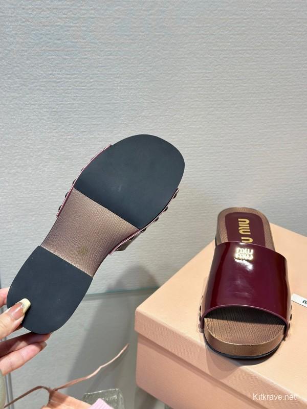2025 Women Miu Miu Burgundy Patent Leather Slippers KFY00230