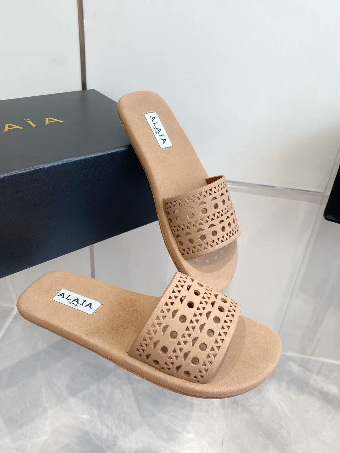 2025 ALAIA Beige Leather Slippers KFY00280
