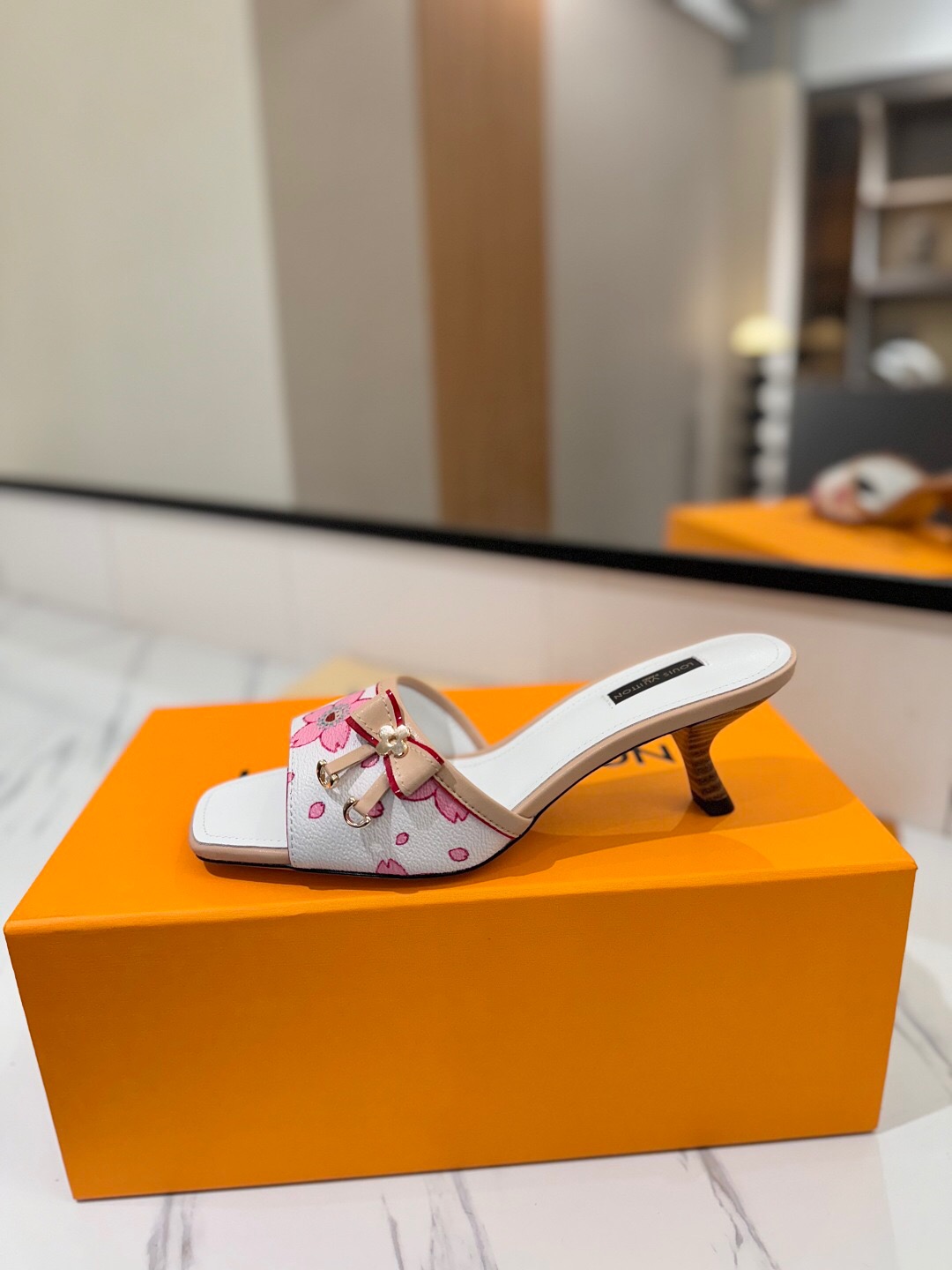 2025 Women LV White Pink Leather Floral Sandals