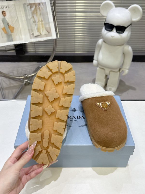 Prada Fall/Winter 2025 New Shearling Mule with Triangle Buckle Enclosed Toe - KFY00270