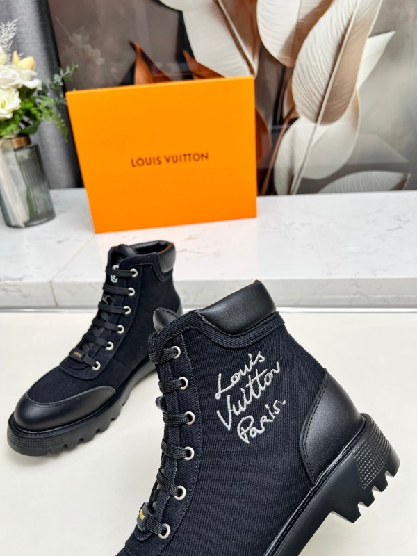 Louis Vuitton Territory Flat Boots with LV Circle Logo and Rubber Outsole - LY00310