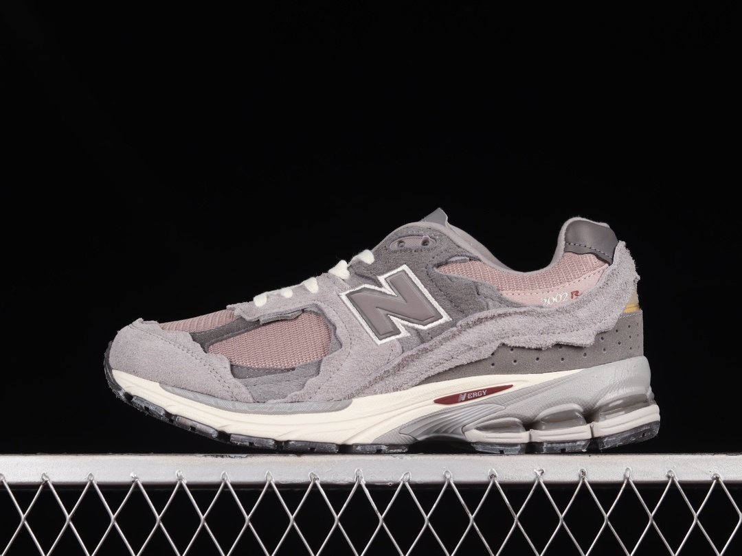 New Balance Retro Lifestyle Running Shoes with Premium Cushioning - WL2002