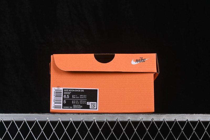 Nike Moon Shoe SP Retro Low-Top Lifestyle Sneakers with Thin Cushioning - IW0955-300